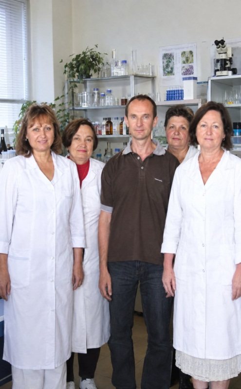 From left: O. O. Molodchenkova, engineer T. M. Valiieva, researcher V. M. Bezliudnyi, worker Ye. S. Tarverdiieva, engineer Z. Yu. Osadchuk