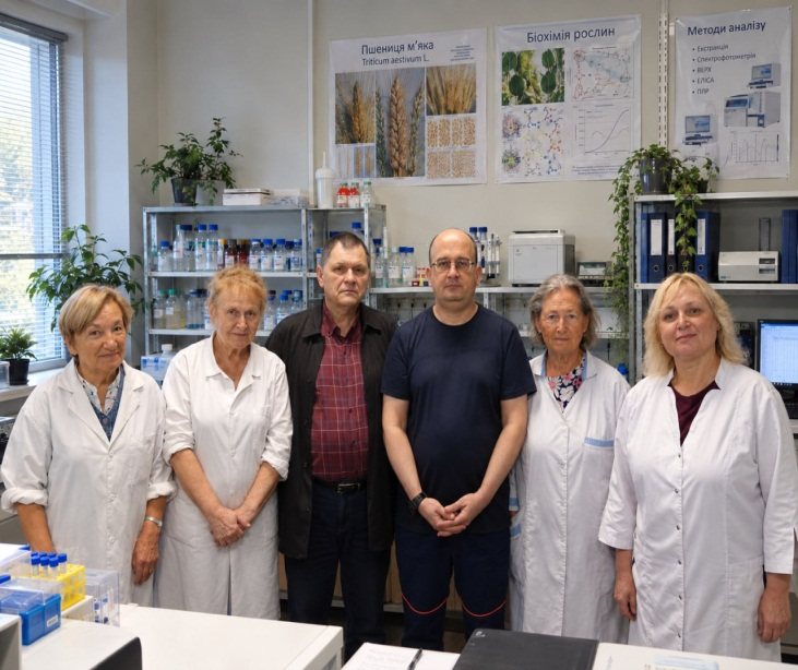 From left: engineer T. M. Valiieva, Senior Researcher L. Ya. Bezkrovna, engineer Yu. A. Levytskyi, Junior Researcher Yu. P. Tkachenko, engineer Z. Yu. Osadchuk, head of laboratory O. O. Molodchenkova